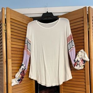 Cute top with colorful sleeves